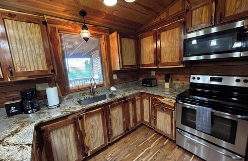 Eureka Springs Cabin | Hot Tub, Pool Table, Sunset Views