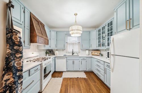 Downtown Tulsa House | Hottub, Pool Table, Bball, pets, Firepit, Sleeps 8