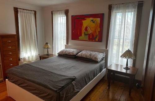 Barnston-Ouest Ski Chalet | House & loft, pool table, ping-pong, fireplace, AC