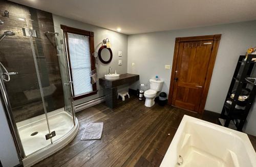 Barnston-Ouest Ski Chalet | House & loft, pool table, ping-pong, fireplace, AC