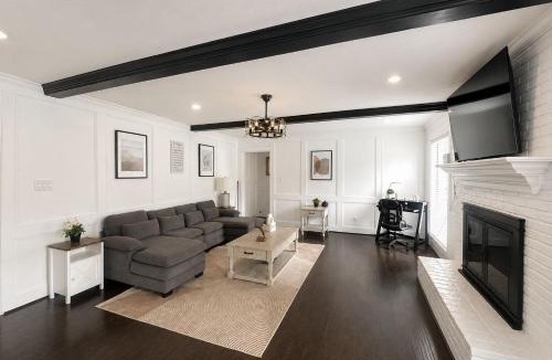 Ponderosa Forest House | Houston Getaway 5BR Sleeps 13 Pool WiFi