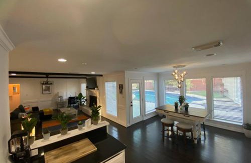 Ponderosa Forest House | Houston Getaway 5BR Sleeps 13 Pool WiFi