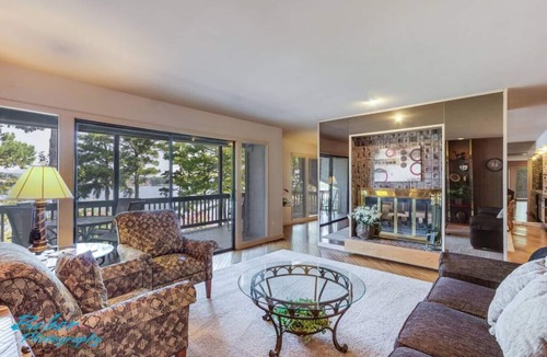 Lake Hamilton Condo | HUGE 3BR LAKE CONDO! Gated & Perfect For Families!