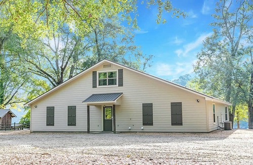 Homer House | Huge Lakefront Camp - Sleeps 20 - Luxe & Clean - Great Location