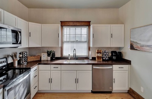 Near South House | 🍸🫒HUGE Luxurious 6BR+ Historic Gem by UNL Huskers: VRBO Lincoln NE - Pets OK