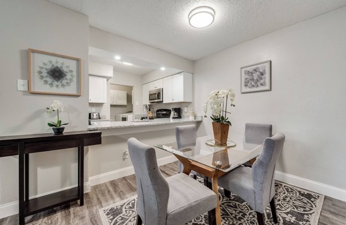 Irving Apartment | I009–World Cup Stay - 18 min to AT&T - Sleeps 3 - Public Transit