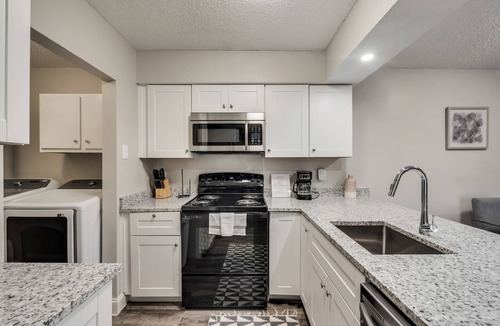 Irving Apartment | I009–World Cup Stay - 18 min to AT&T - Sleeps 3 - Public Transit