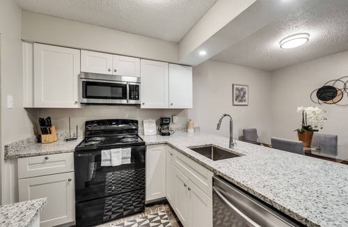 Irving Apartment | I009–World Cup Stay - 18 min to AT&T - Sleeps 3 - Public Transit
