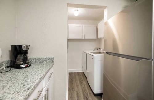 Irving Apartment | I012–World Cup Stay- 18 min to AT&T - Sleeps 4 - Public Transit