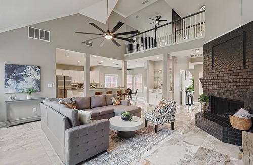 Irving House | Immaculate 5BR/2.5B vila with Pool and cinema