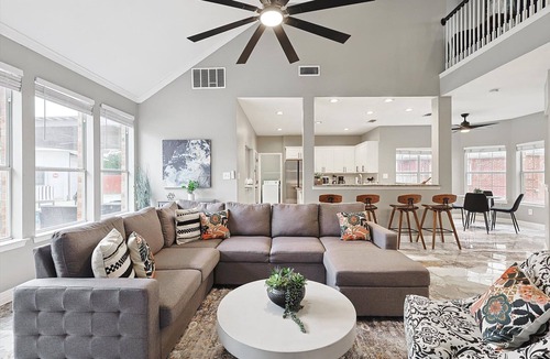 Irving House | Immaculate 5BR/2.5B vila with Pool and cinema