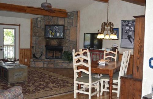 Mount Ida House | Impressive Log Cabin with Hot-tub, Fire Pit and Swimming Pool in Mount Ida, Arkansas