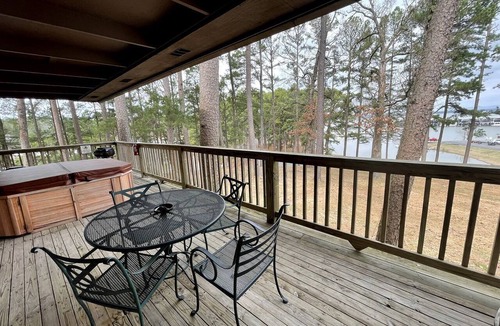 Mount Ida Cottage | Incredible Cottage with Swimming Pool and Hot-tub on Lake Ouachita, Arkansas