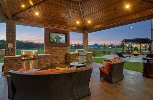 Longview Condo | Indoor Pool. Free Breakfast. Great for Small Groups!