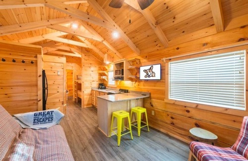 Bryan Cabin | Indulge in Home-Like Comfort! Full Kitchen, Pool, Short Drive to Kyle Field