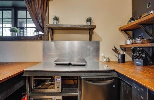 Cantley Apartment | Industrial Loft 1, Hot Tub, Pool Table & Private Lake Escape