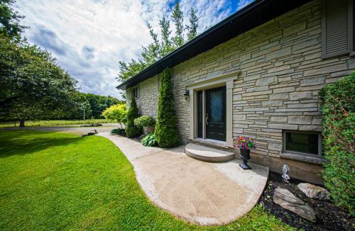 Wiarton House | Ingrids Green Haven 27 Acre Private Farm