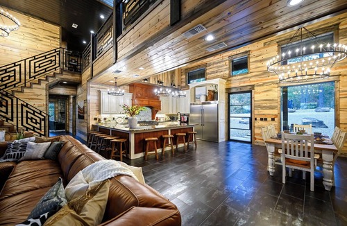 Pickens House | Inspiration Point | 6 King Suites, 2 Bunk Rooms, Pool, 2 Hot Tubs, Pickleball & Creek Views
