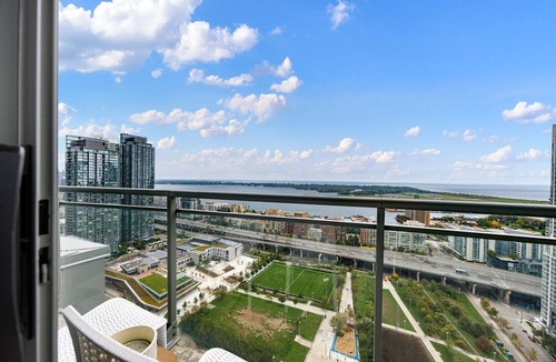 Bathurst Quay Condo | Insta-Worthy Toronto Stay Close to CN TOWER +More!