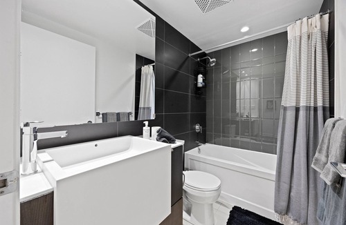 Bathurst Quay Condo | Insta-Worthy Toronto Stay Close to CN TOWER +More!