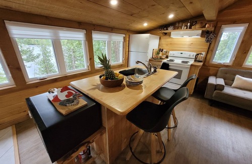Val-des-Monts Ski Chalet | Intimate Cottage plus Loft with Epic Lake Views