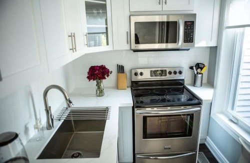Cabbagetown South House | Inviting 2BR Townhouse with 2 WFH Setups and WiFi