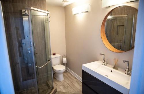 Cabbagetown South House | Inviting 2BR Townhouse with 2 WFH Setups and WiFi