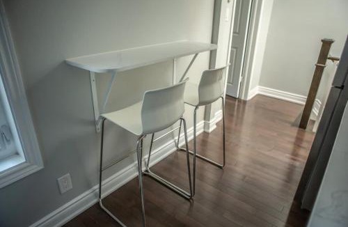 Cabbagetown South House | Inviting 2BR Townhouse with 2 WFH Setups and WiFi