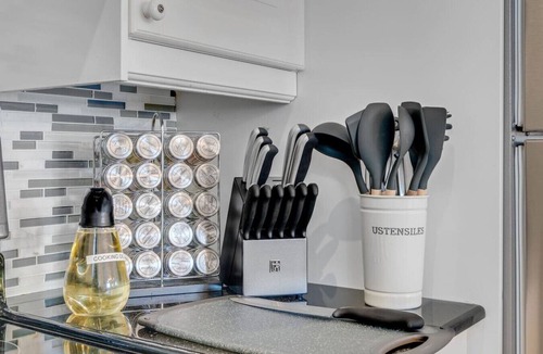 Hull Apartment | Inviting and Cozy Gem Prime Location and EV Parking
