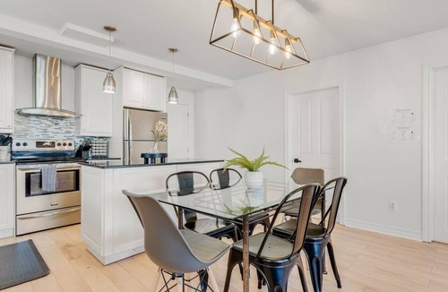 Hull Apartment | Inviting and Cozy Gem Prime Location and EV Parking