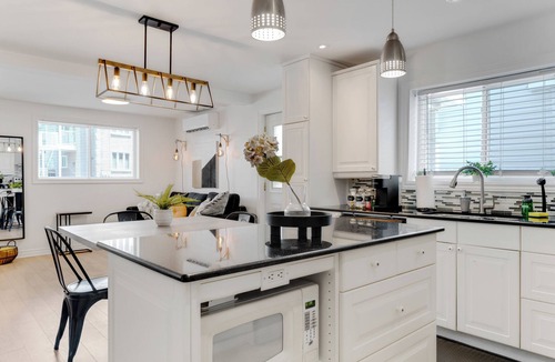 Hull Apartment | Inviting & Cozy Gem: Prime Location + FREE EV Parking