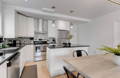 Hull Apartment | Inviting & Cozy Gem: Prime Location + FREE EV Parking
