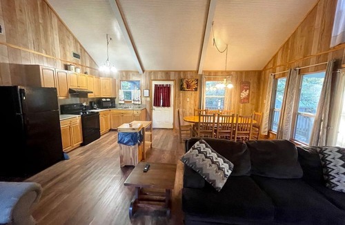 Zwolle Cabin | Inviting Lakefront Cabin with Boat Launch near Zwolle, Louisiana