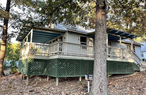 Zwolle Cabin | Inviting Lakefront Cabin with Boat Launch near Zwolle, Louisiana