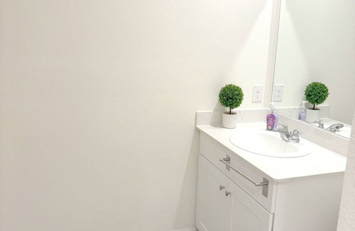 Weston House | Ivana Lodge 3-Bed Room, 3-Bath Retreat