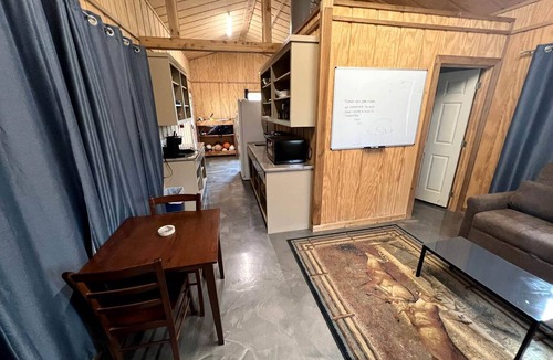 Jacksboro Cabin | Jacksboro Glamping Destination with Sports Facilities in Texas
