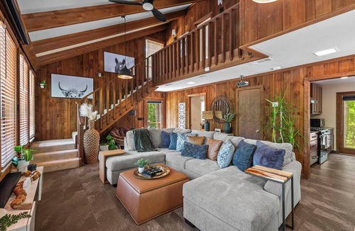 Jackson House | Jackson’s Urban Cabin Escape