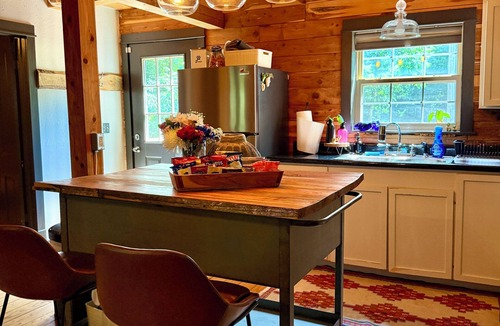 Eureka Springs Cabin | Jackson’s Cabin - Luxury Dog-Friendly Log Cabin