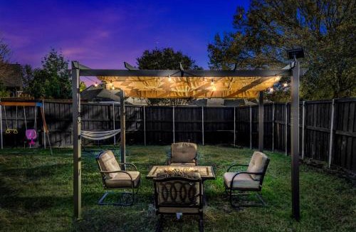 Rockwall House | Jacuzzi Lakefront Home w/Game room+play structure