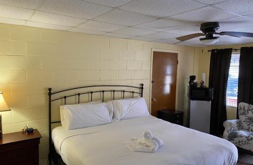 Mount Ida Hotel | JI6 - JI6, King Guest Room at the Joplin Inn