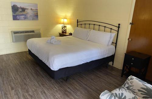 Mount Ida Hotel | JI6 - JI6, King Guest Room at the Joplin Inn