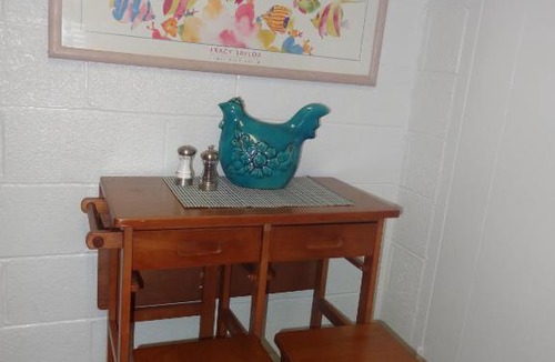 Mount Ida Hotel | JIS12 - Budget friendly queen studio with full kitchen, two queen beds and sleeper sofa