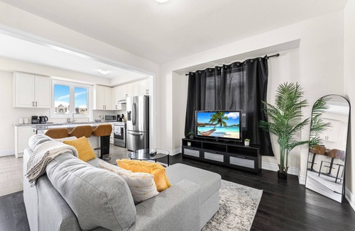 Thorold House | Joyful Haven|KingBed|Air Hockey| 10 mins to Falls