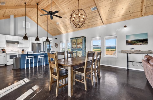 Marfa House | K&W Ranchita - Panoramic Views of Mitre Park and Davis Mountains