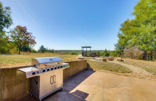 Manhattan House | Kansas Gem w/Fire Pit & Views: 10 Mi to Dtwn!