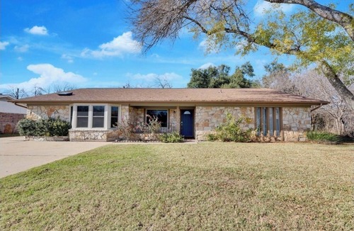Egger Acres House | [KC] Spacious 4-BD house, fenced yard & fire pit - great for large groups!