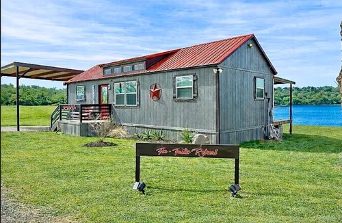 Dennis Cottage | Keepin' it Reel Cottage on beautiful Lake Granbury with Waterfront Access