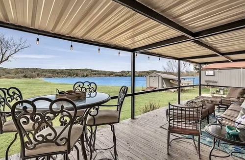 Dennis Cottage | Keepin' it Reel Cottage on beautiful Lake Granbury with Waterfront Access
