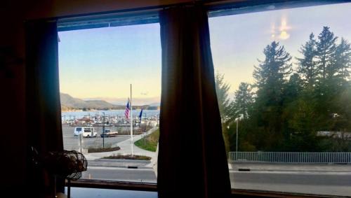Juneau House | Kelli's Harbor Suites - In Auke Bay Walking Community - DISCOUNT ON TOURS