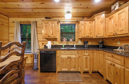 Broken Bow Cabin | Kickapoo Pines is a large, luxurious 4 bedroom, 3 ½ bath cabin near Beavers Bend State Park, Broken Bow Lake, and all the fun activities in the Hochatown area.